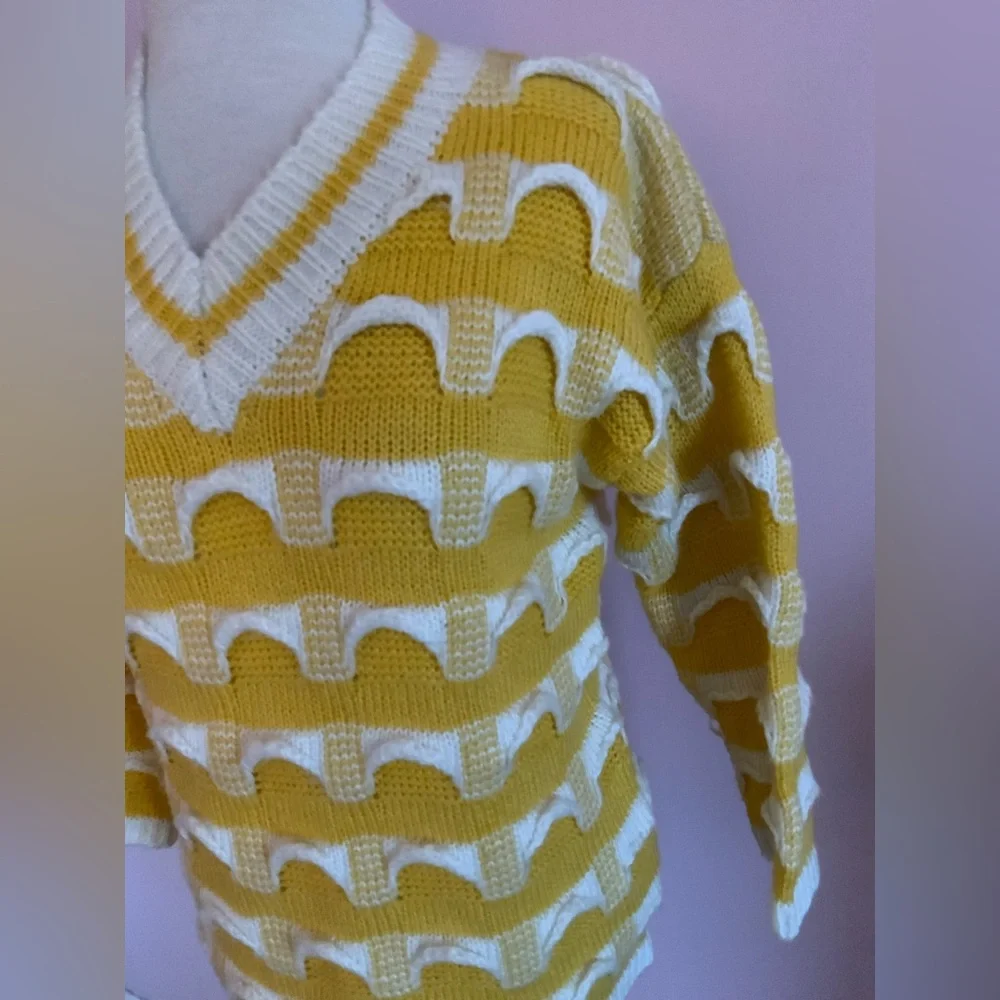 Vintage Textured Yellow and White Women's Sweater - Picture 2 of 6
